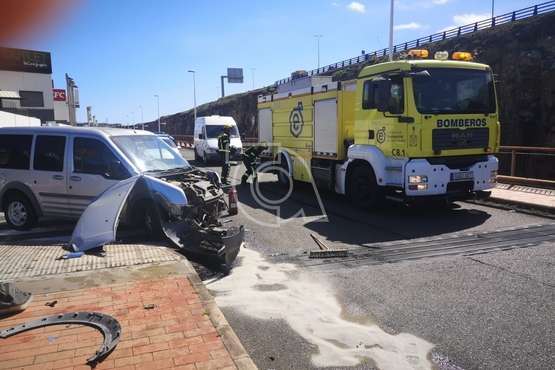 Accidente a la salida del CC Las Terrazas/TA.