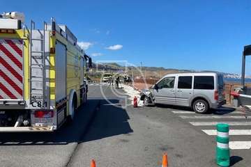 Accidente a la salida del CC Las Terrazas/TA.