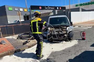 Accidente a la salida del CC Las Terrazas/TA.