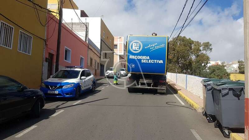 Camión que arrancó los cables, junto a un coche patrulla de la Policía Local/TA.