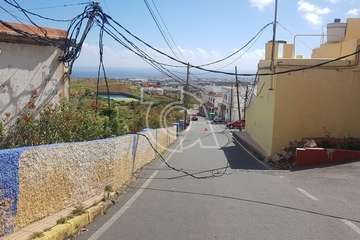 Un camión arranca los cables del tendido eléctrico y de Telefónica en una calle de Caserones Bajos (Telde)/TA.