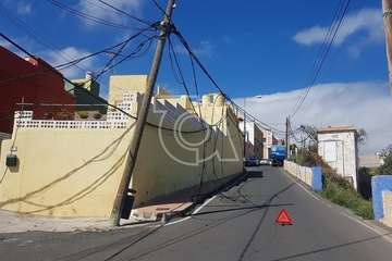 Un camión arranca los cables del tendido eléctrico y de Telefónica en una calle de Caserones Bajos (Telde)/TA.