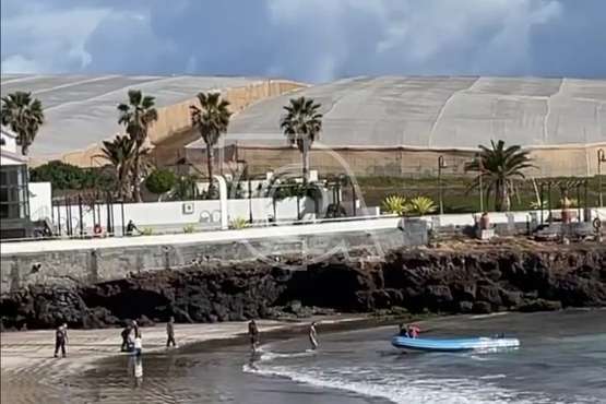 Una lancha neumática con varios jóvenes inmigrantes arriba a la playa de Ojos de Garza/TA.