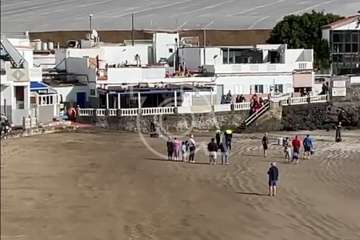 Una lancha neumática con varios jóvenes inmigrantes arriba a la playa de Ojos de Garza/TA.