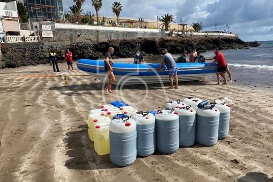 Una lancha neumática con varios jóvenes inmigrantes arriba a la playa de Ojos de Garza/TA.