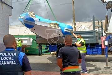 Una lancha neumática con varios jóvenes inmigrantes arriba a la playa de Ojos de Garza/TA.