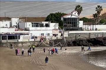 Una lancha neumática con varios jóvenes inmigrantes arriba a la playa de Ojos de Garza/TA.