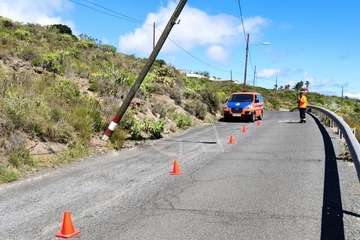 Poste inclinado del alumbrado público en Montaña Las Palmas/TA.