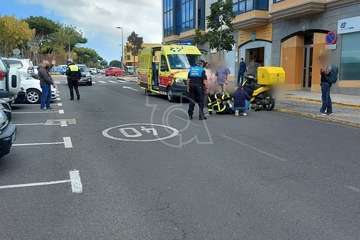 Un cartero motorista de Correos alcanzado por un vehículo en una calle de San Juan de Telde/TA.