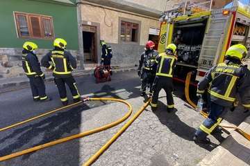 Bomberos del Consorcio de Emergencias de Gran Canaria durante la intervención en el incendioÂ¡/TA.