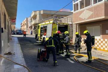 Bomberos del Consorcio de Emergencias de Gran Canaria durante la intervención en el incendioÂ¡/TA.