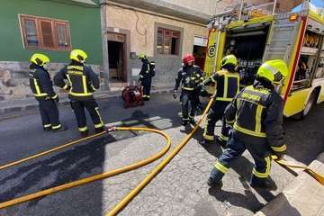 Bomberos del Consorcio de Emergencias de Gran Canaria durante la intervención en el incendioÂ¡/TA.