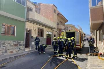 Bomberos del Consorcio de Emergencias de Gran Canaria durante la intervención en el incendioÂ¡/TA.