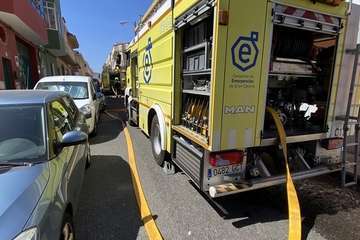 Bomberos del Consorcio de Emergencias de Gran Canaria durante la intervención en el incendioÂ¡/TA.