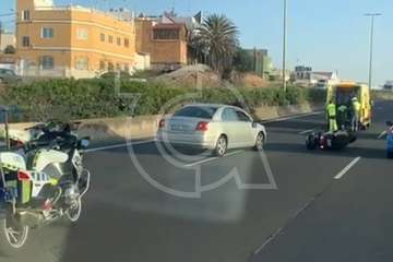 Un motorista, herido en una colisión con un vehículo en la GC-1, a la altura de Marpequeña (Telde)/TA.