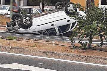 Espectacular vuelco de un turismo en las ramblas de Jinámar/TA.