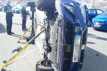 Un turismo vuelca en una calle sin salida de San Juan de Telde/TA.