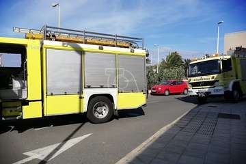 Un turismo vuelca en una calle sin salida de San Juan de Telde/TA.