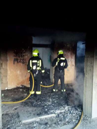 Los bomberos en el interior de la vivienda/TA.