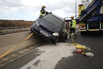  Vuelco sin heridos en la GC-1 y colisión entre dos vehículos en la cola que originó/TA.