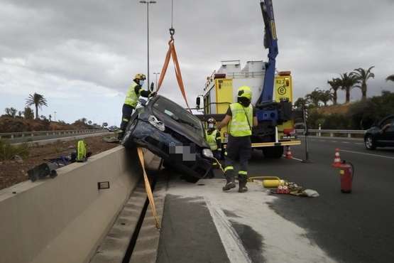  Vuelco sin heridos en la GC-1 y colisión entre dos vehículos en la cola que originó/TA.