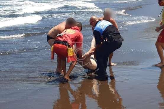 Un joven pasa apuros en Playa del Hombre tras sufrir un golpe de mar/TA.