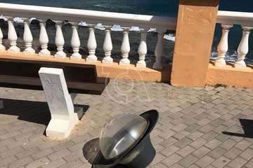 El viento racheado derriba en Telde un vallado en Cruz de Jerez y farolas en los paseos de Taliarte y Melenara/TA.