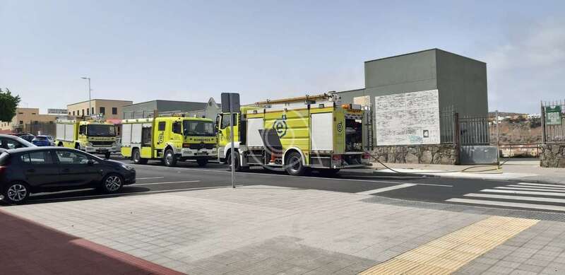 Bomberos en el lugar del incendio/TA.