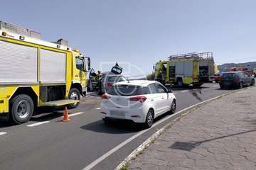  Fuerte colisión frontal entre dos vehículos en la carretera de Telde a Valsequillo/TA.