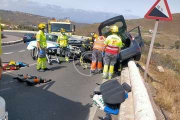  Fuerte colisión frontal entre dos vehículos en la carretera de Telde a Valsequillo/TA.