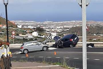  Fuerte colisión frontal entre dos vehículos en la carretera de Telde a Valsequillo/TA.