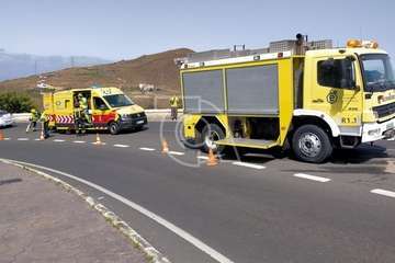  Fuerte colisión frontal entre dos vehículos en la carretera de Telde a Valsequillo/TA.