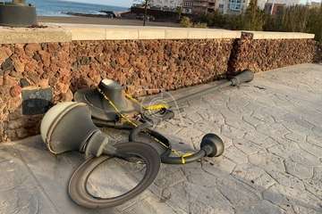 Los bomberos desmontan una farola del paseo de Melenara que el viento amenazaba con su derribo/TA.