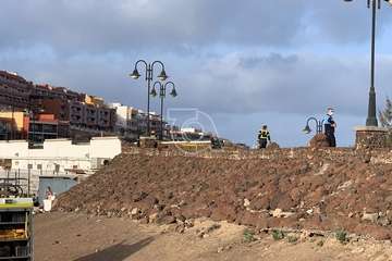 Los bomberos desmontan una farola del paseo de Melenara que el viento amenazaba con su derribo/TA.