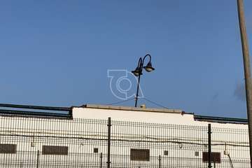 Los bomberos desmontan una farola del paseo de Melenara que el viento amenazaba con su derribo/TA.