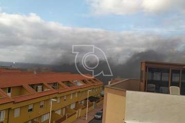 Incendio en las instalaciones abandonadas de Sucan en La Pardilla (Telde)/TA.