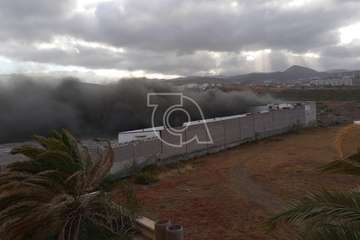 Incendio en las instalaciones abandonadas de Sucan en La Pardilla (Telde)/TA.
