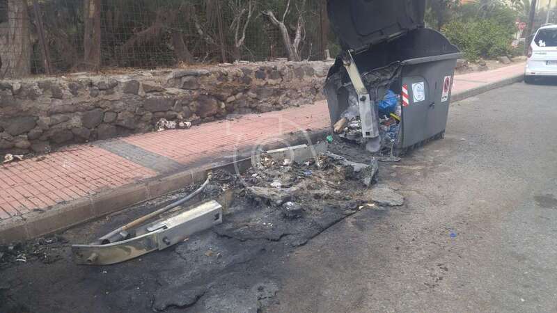 En la  imagen, el contenedor calcinado y los dos dañados/TA.