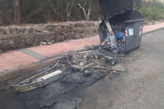 Varios contenedores arden de madrugada en el barrio Ponce (Telde)/TA.