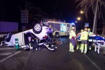 Aparatoso vuelco sobre su techo de un vehículo en la Avenida del Cabildo (Telde)/TA.