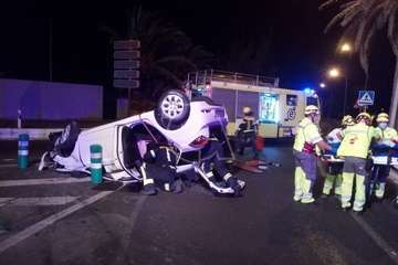 Aparatoso vuelco sobre su techo de un vehículo en la Avenida del Cabildo (Telde)/TA.