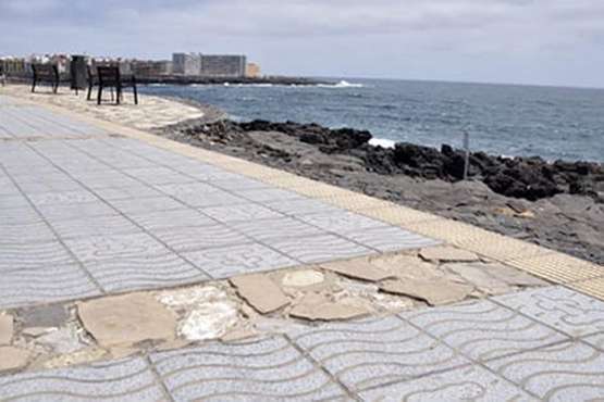 Una vecina de La Garita sufre una caída en el paseo marítimo que casi le cuesta la vida/TA.