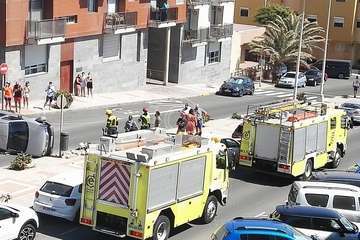 Un vehículo vuelca en Salinetas tras chocar contra una farola/TA.