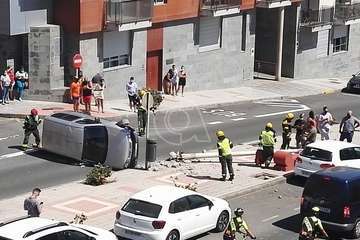 Un vehículo vuelca en Salinetas tras chocar contra una farola/TA.