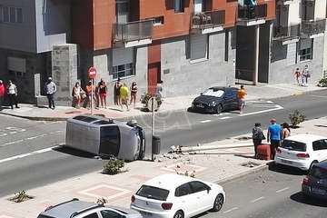 Un vehículo vuelca en Salinetas tras chocar contra una farola/TA.