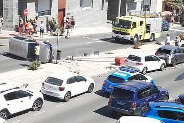 Un vehículo vuelca en Salinetas tras chocar contra una farola/TA.