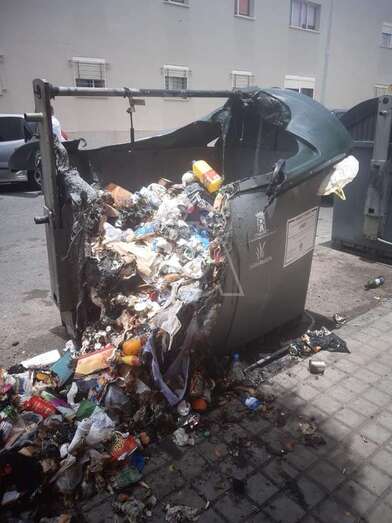 Estado en que quedó el contenedor quemado anoche/TA.