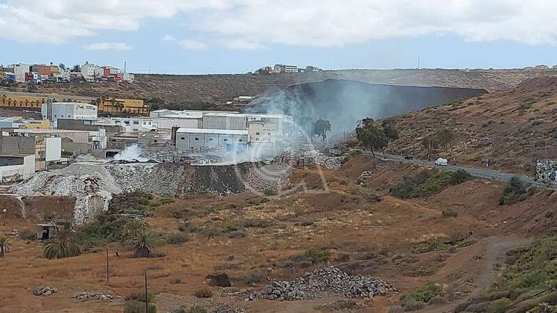 El humo procedente de la quema invade la carretera general de Jinámar/TA.