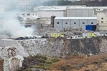 Una empresa quema palets viejos en Cruz de La Gallina y el humo interfiere en el tráfico de la GC-100/TA.