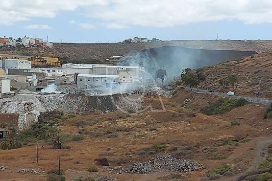 Una empresa quema palets viejos en Cruz de La Gallina y el humo interfiere en el tráfico de la GC-100/TA.